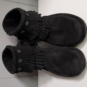 Minnetonka Double Fringe Side Zip Boot Size 9